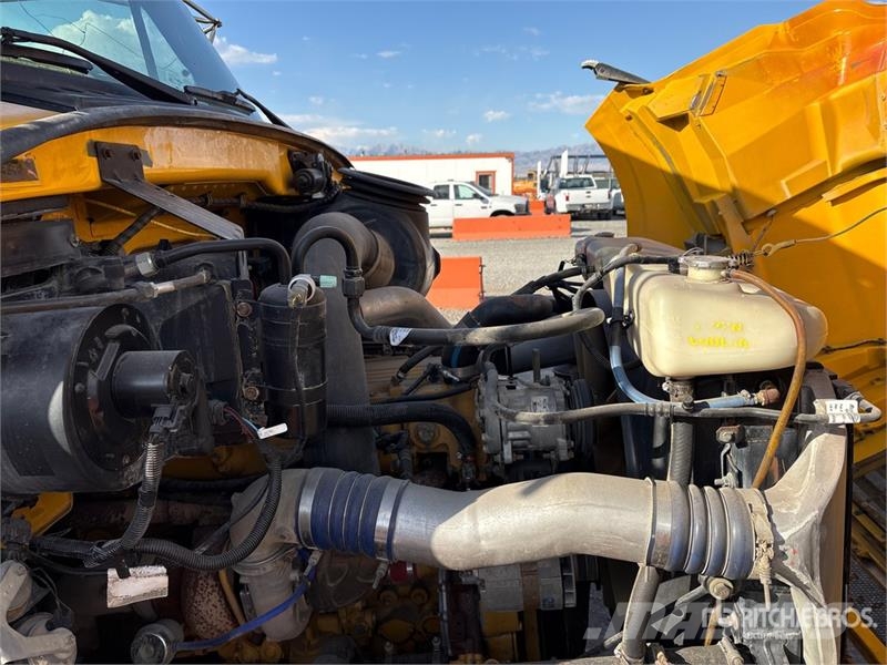 Sterling L9500 6x4 T/A Fuel and Lube Truck Cysterna