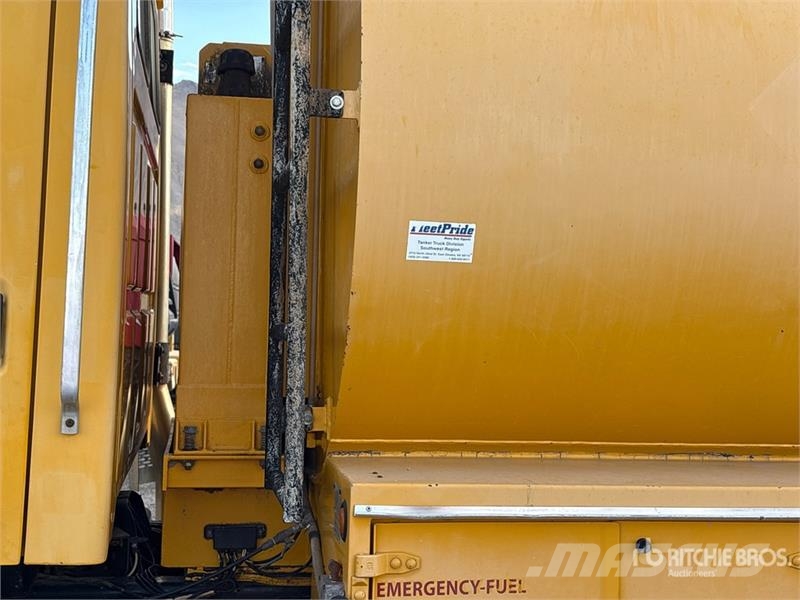Sterling L9500 6x4 T/A Fuel and Lube Truck Cysterna