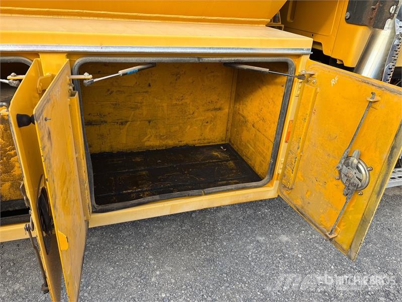 Sterling L9500 6x4 T/A Fuel and Lube Truck Cysterna