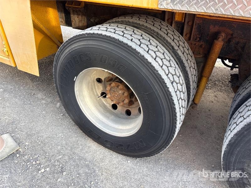 Sterling L9500 6x4 T/A Fuel and Lube Truck Cysterna
