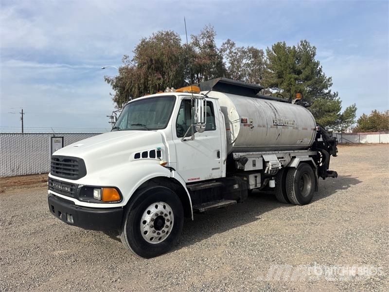 Sterling on Sterling M8500 4x2 Asphalt Distributor Truck Tartályos teherautók