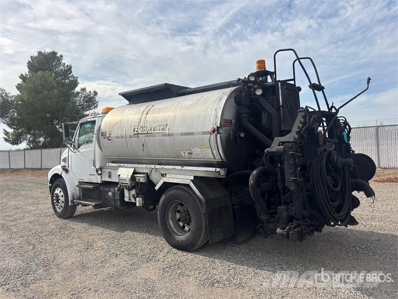 Sterling on Sterling M8500 4x2 Asphalt Distributor Truck Tartályos teherautók