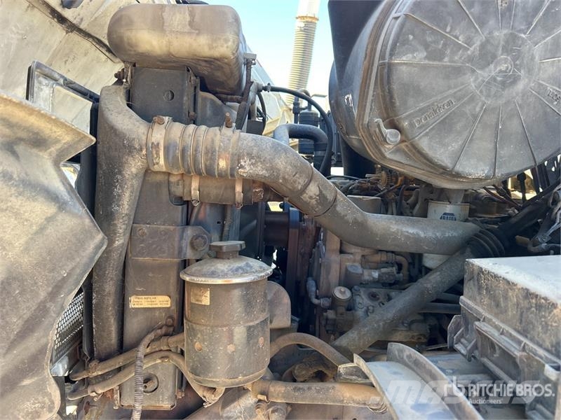 Sterling V350SHA on Sterling L7501 4x2 Vacuum Tanker Truck Kombinētās vakumsūkņa mašīnas