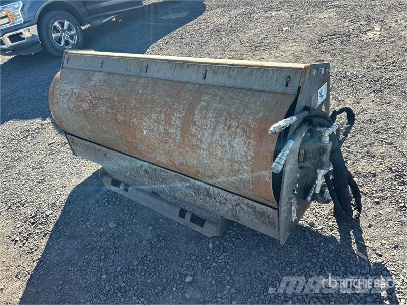 Suihe SSVR-72 72 in 72 in Skid Steer Vibratory Roller Hengerek