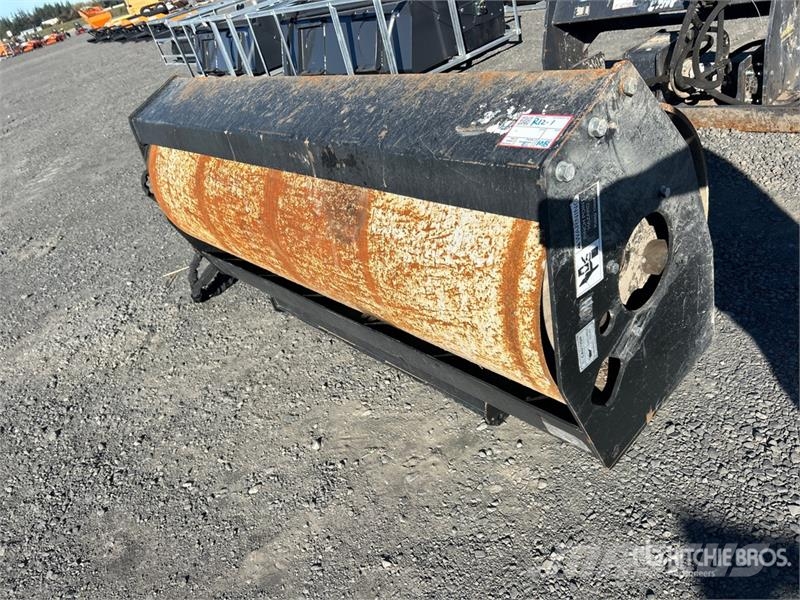 Suihe SSVR-72 72 in 72 in Skid Steer Vibratory Roller Hengerek