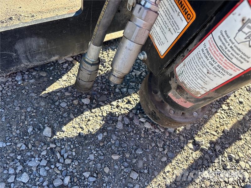  T3 Skid Steer Post Driver Technika pro oplocení a ohrady