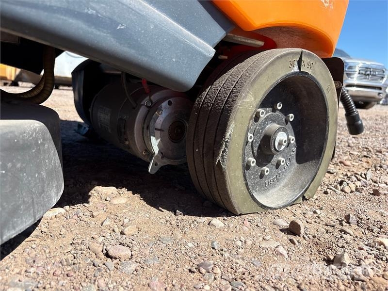 Taski D113 Ride-On Electric Floor Scrubber Weitere Anhänger