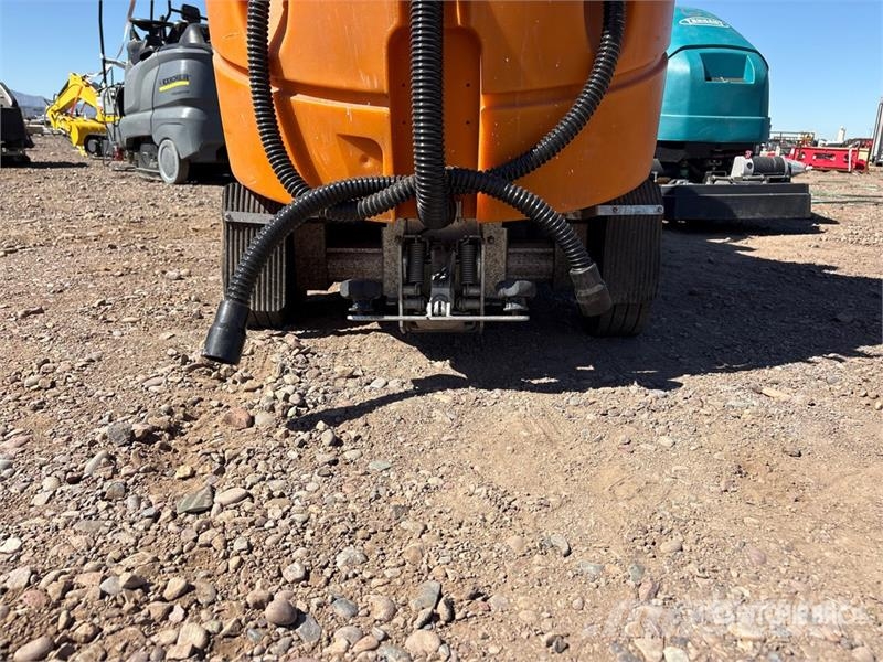 Taski D113 Ride-On Electric Floor Scrubber Weitere Anhänger