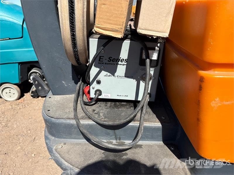 Taski D113 Ride-On Electric Floor Scrubber Weitere Anhänger