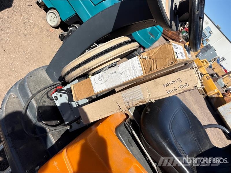 Taski D113 Ride-On Electric Floor Scrubber Weitere Anhänger