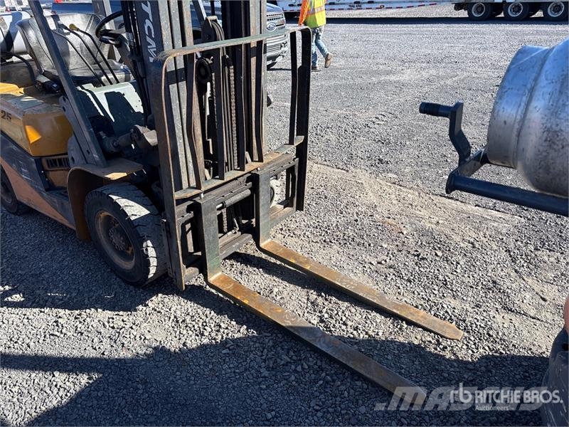 TCM FG25T7L 4500 lb Forklift Kahveltõstukid - muud