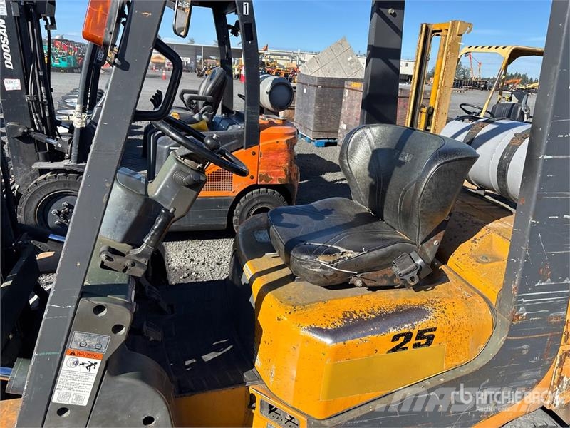 TCM FG25T7L 4500 lb Forklift Kahveltõstukid - muud