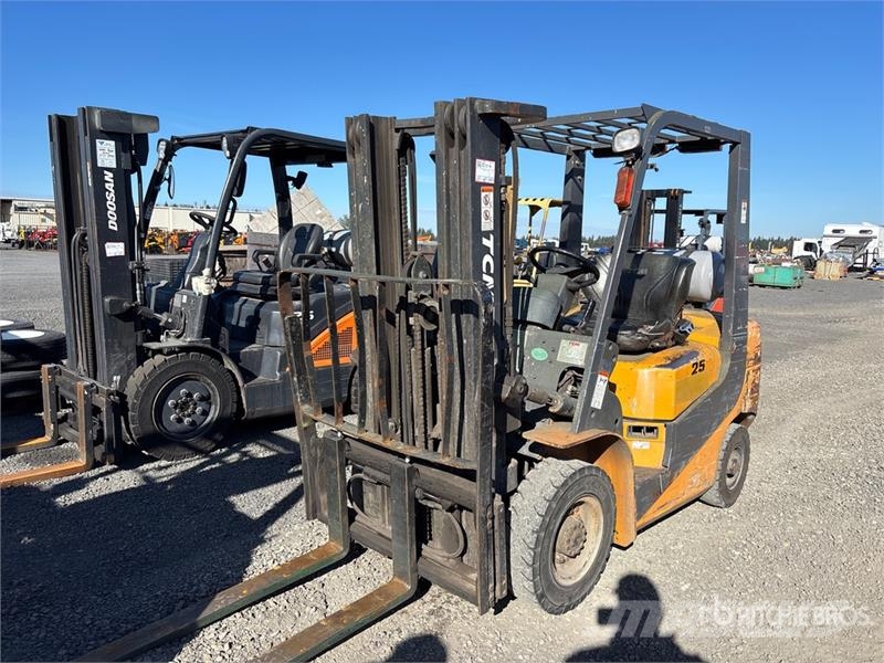 TCM FG25T7L 4500 lb Forklift Kahveltõstukid - muud
