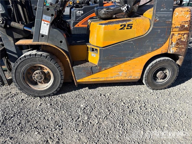 TCM FG25T7L 4500 lb Forklift Kahveltõstukid - muud