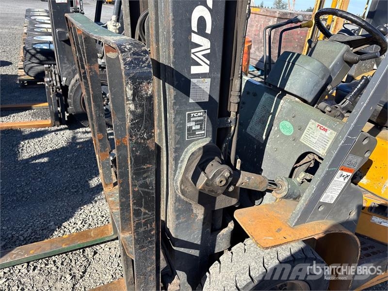 TCM FG25T7L 4500 lb Forklift Kahveltõstukid - muud