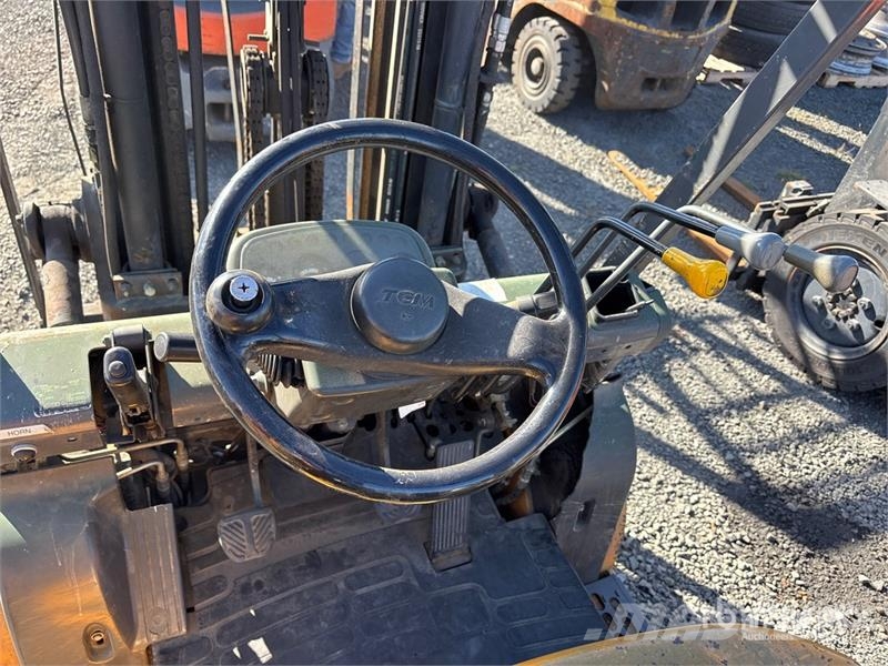 TCM FG25T7L 4500 lb Forklift Kahveltõstukid - muud