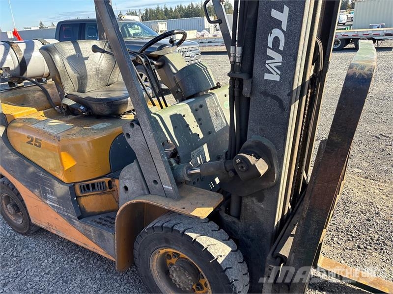 TCM FG25T7L 4500 lb Forklift Kahveltõstukid - muud