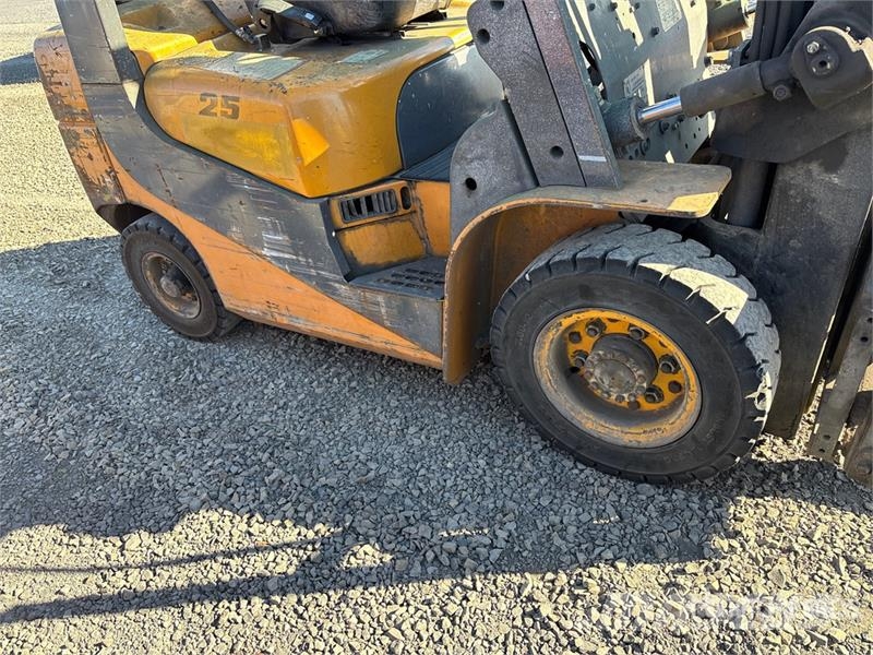 TCM FG25T7L 4500 lb Forklift Kahveltõstukid - muud