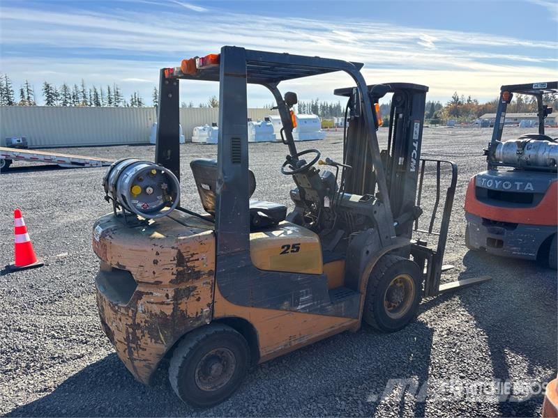 TCM FG25T7L 4500 lb Forklift Kahveltõstukid - muud