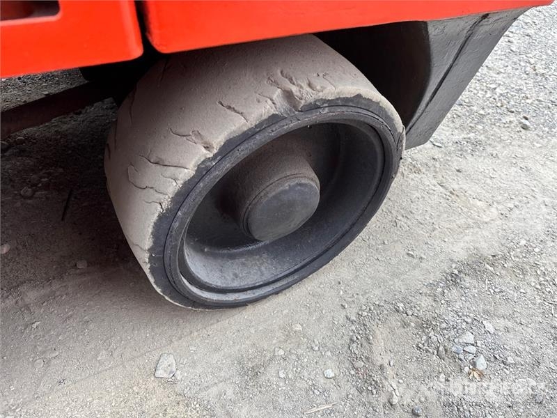 TCM FGC35N5 6000 lb Cushion Tire Forklift 其他叉车