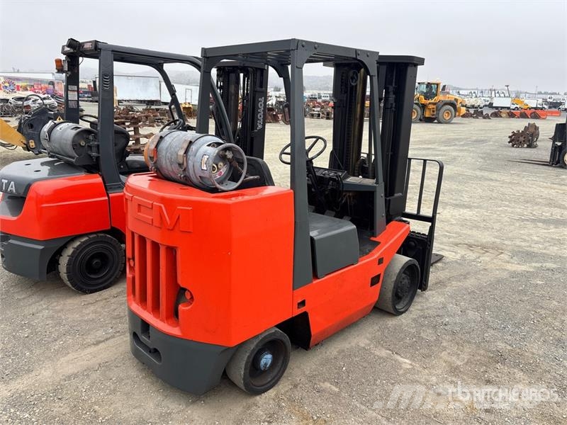 TCM FGC35N5 6000 lb Cushion Tire Forklift 其他叉车