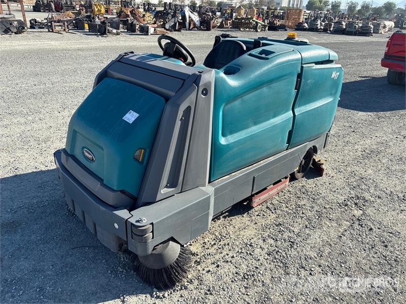 Tennant M17 Ride-On Floor Sweeper Andre gressmaskiner
