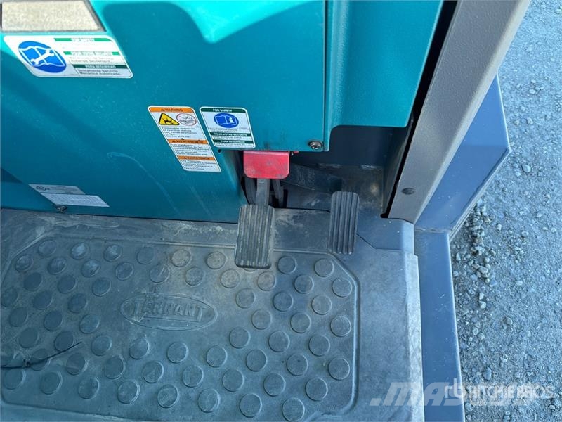 Tennant M17 Ride-On Floor Sweeper Andre gressmaskiner
