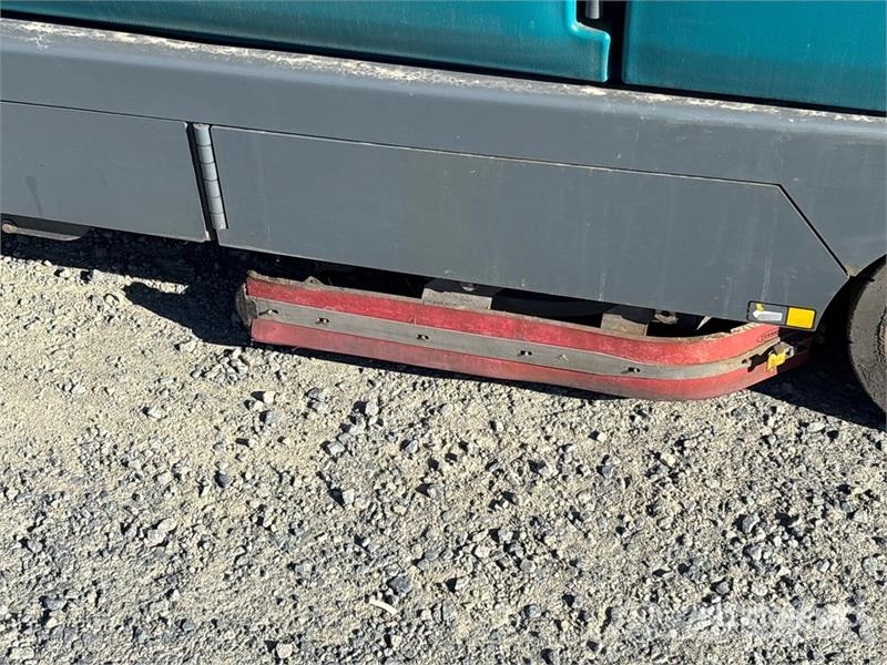 Tennant M17 Ride-On Floor Sweeper Andre gressmaskiner