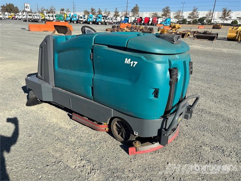 Tennant M17 Ride-On Floor Sweeper Andre gressmaskiner