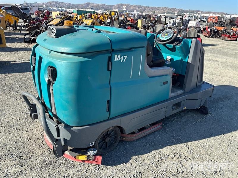 Tennant M17 Ride-On Floor Sweeper Andre gressmaskiner