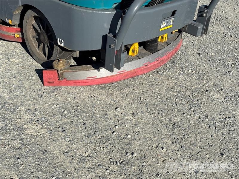 Tennant M17 Ride-On Floor Sweeper Andre gressmaskiner