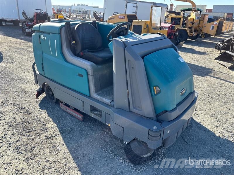 Tennant M17 Ride-On Floor Sweeper Andre gressmaskiner