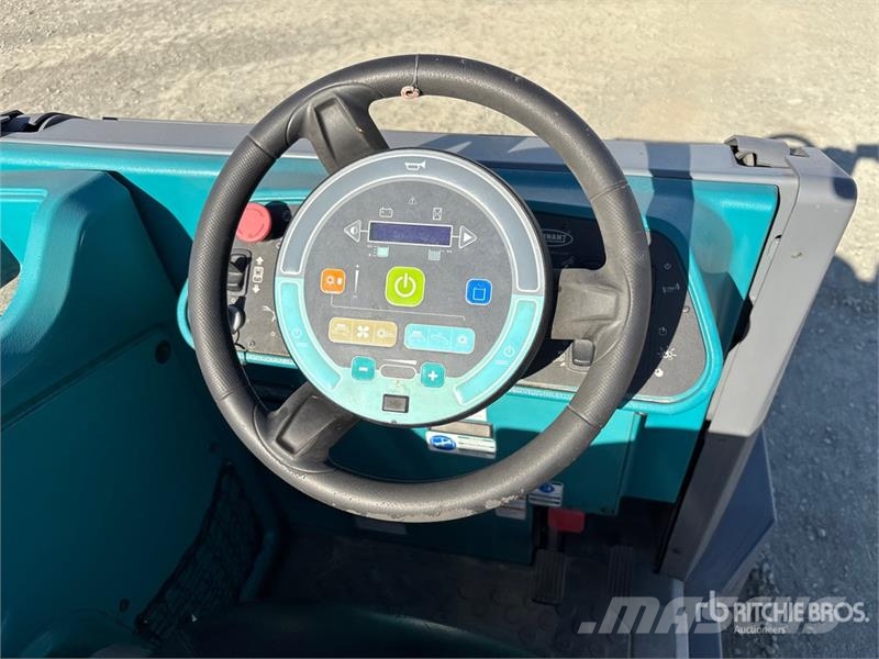 Tennant M17 Ride-On Floor Sweeper Andre gressmaskiner