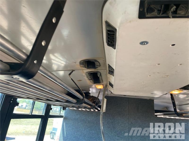 Thomas Saf-T-Liner C2 4x2 28-Seat Crew Carrier Bus Mini buszok