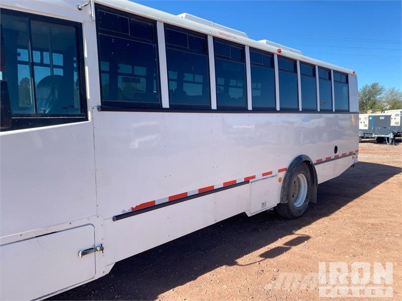 Thomas Saf-T-Liner C2 4x2 28-Seat Crew Carrier Bus Mini buszok
