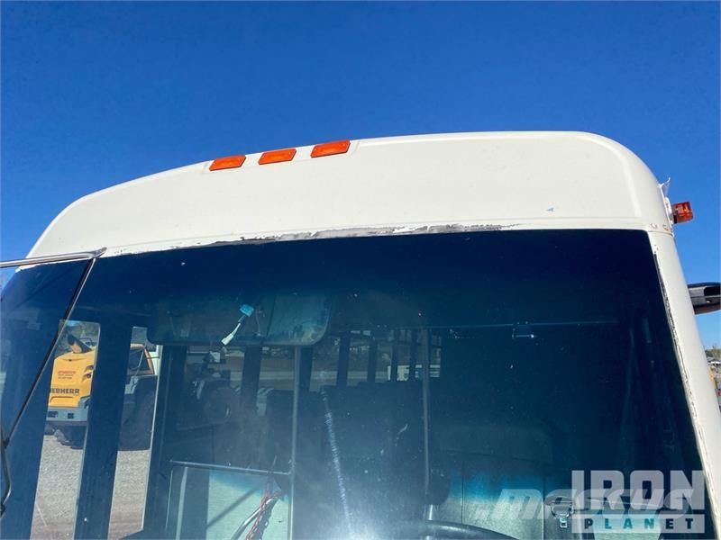 Thomas Saf-T-Liner C2 4x2 28-Seat Crew Carrier Bus Mini buszok
