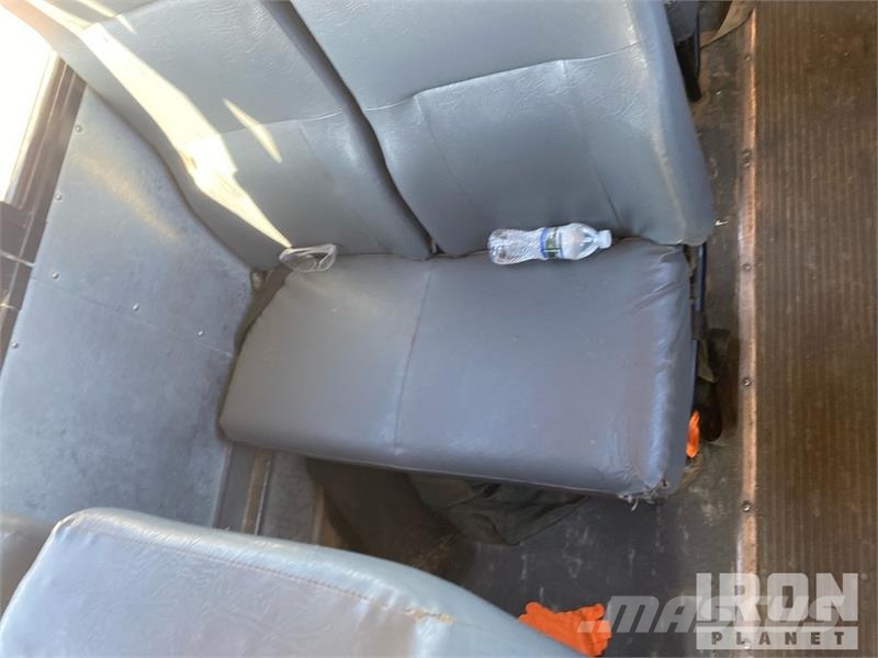 Thomas Saf-T-Liner C2 4x2 28-Seat Crew Carrier Bus Mini buszok