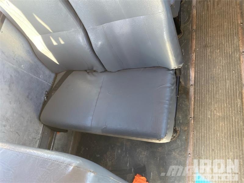 Thomas Saf-T-Liner C2 4x2 28-Seat Crew Carrier Bus Mini buszok