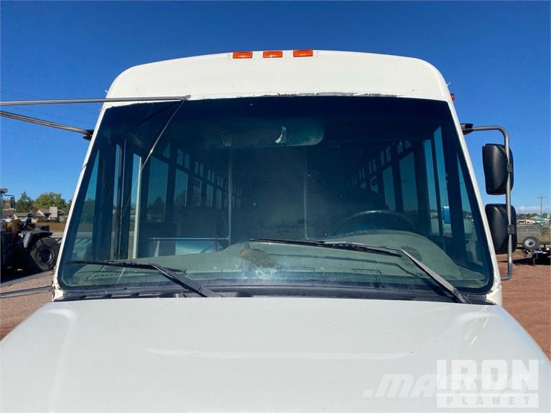 Thomas Saf-T-Liner C2 4x2 28-Seat Crew Carrier Bus Mini buszok