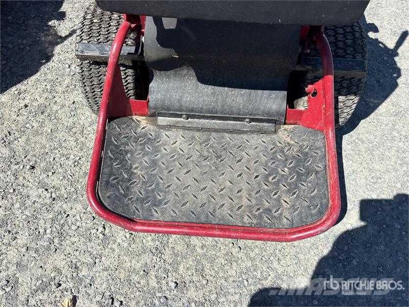 Toro 4x2 Stand-On Lawn Mower Самохідні газонокосарки