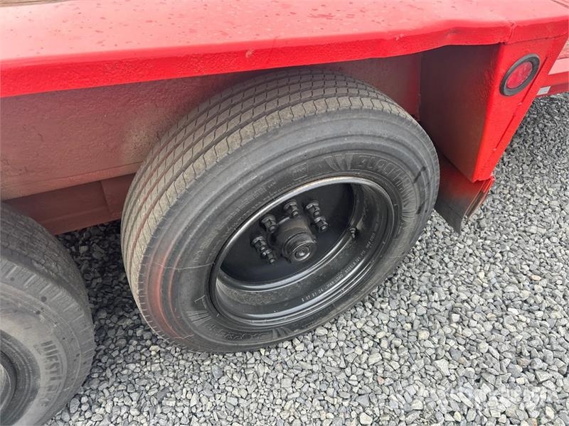 TOWMASTER 20 ft T/A Tilt Deck Trailer Нискотоварачи
