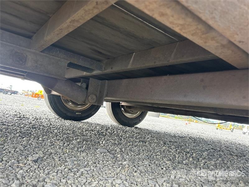 TOWMASTER 21 ft T/A Tilt Deck Trailer Нискотоварачи