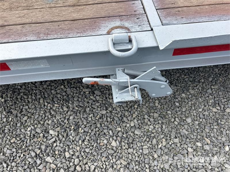 TOWMASTER 21 ft T/A Tilt Deck Trailer Нискотоварачи