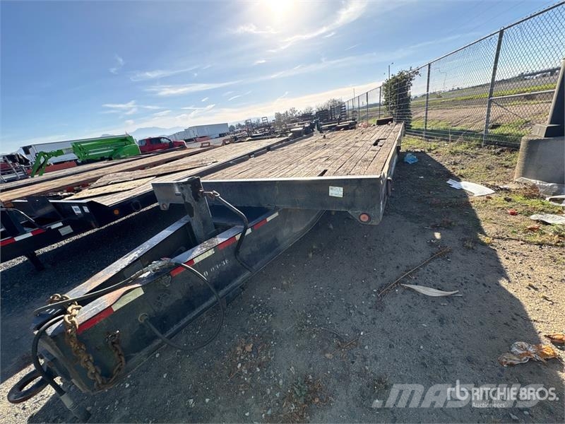 TOWMASTER 24 ft T/A Equipment Trailer مقطورات مركبات نقل
