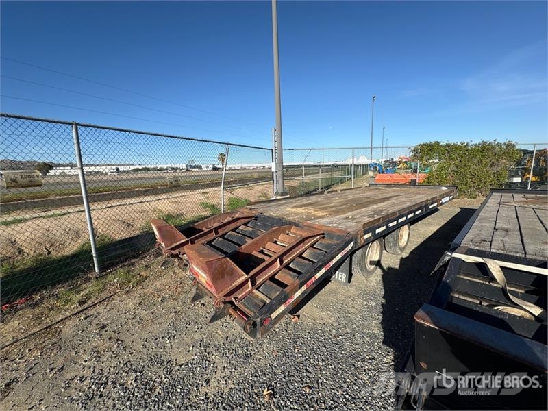 TOWMASTER 24 ft T/A Equipment Trailer مقطورات مركبات نقل