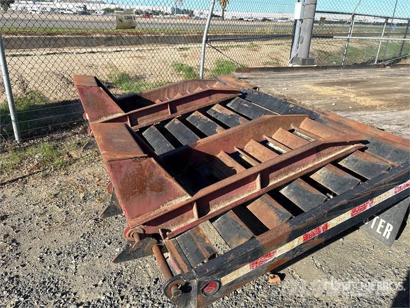TOWMASTER 24 ft T/A Equipment Trailer مقطورات مركبات نقل