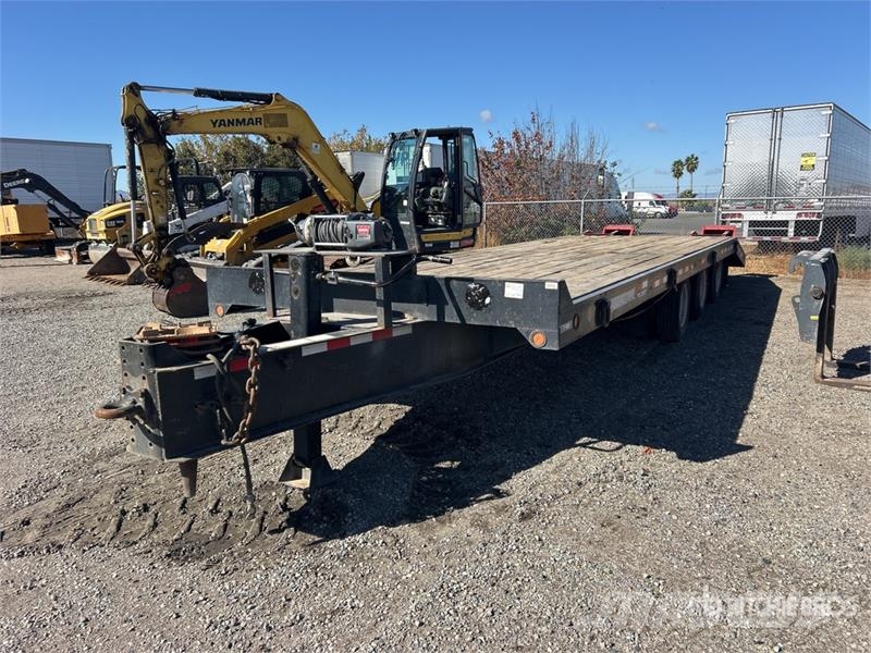 TOWMASTER T-50 28 ft Tri/A Equipment Trailer مقطورات مركبات نقل