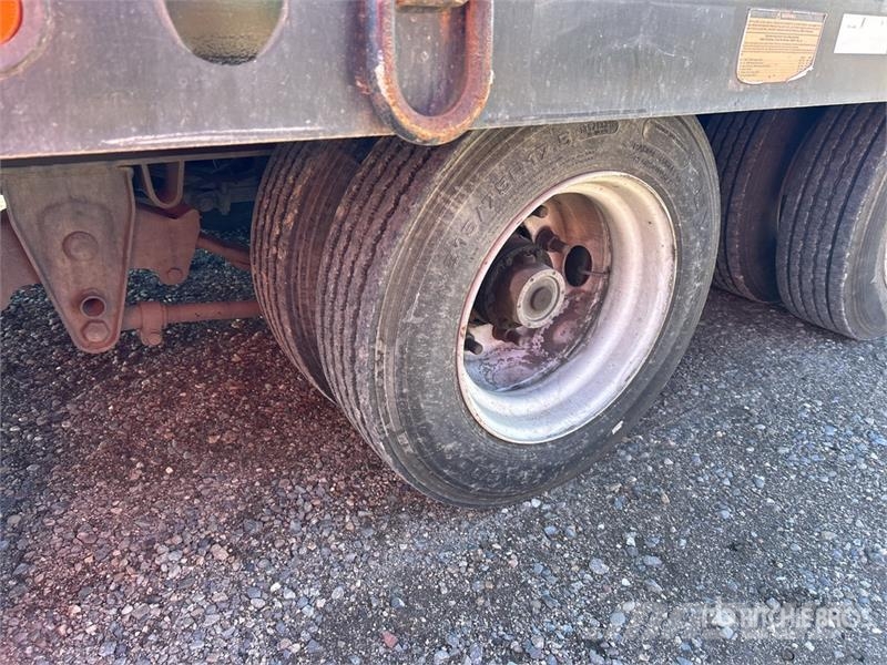 TOWMASTER T-50 28 ft Tri/A Equipment Trailer مقطورات مركبات نقل