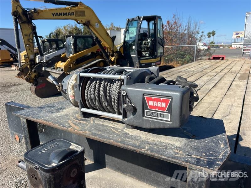 TOWMASTER T-50 28 ft Tri/A Equipment Trailer مقطورات مركبات نقل