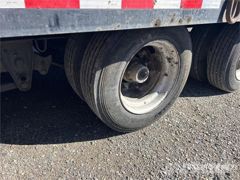 TOWMASTER T-50 28 ft Tri/A Equipment Trailer مقطورات مركبات نقل